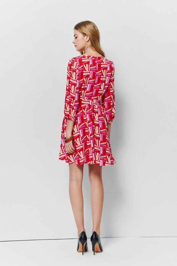 Round neck letter geometry cut sleeves