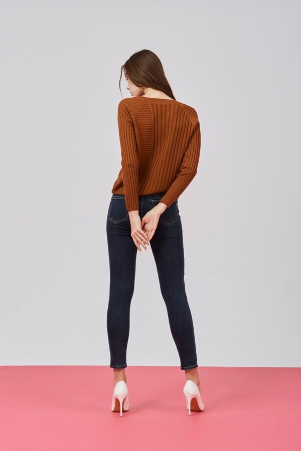 Asymmetrical shape knitted top